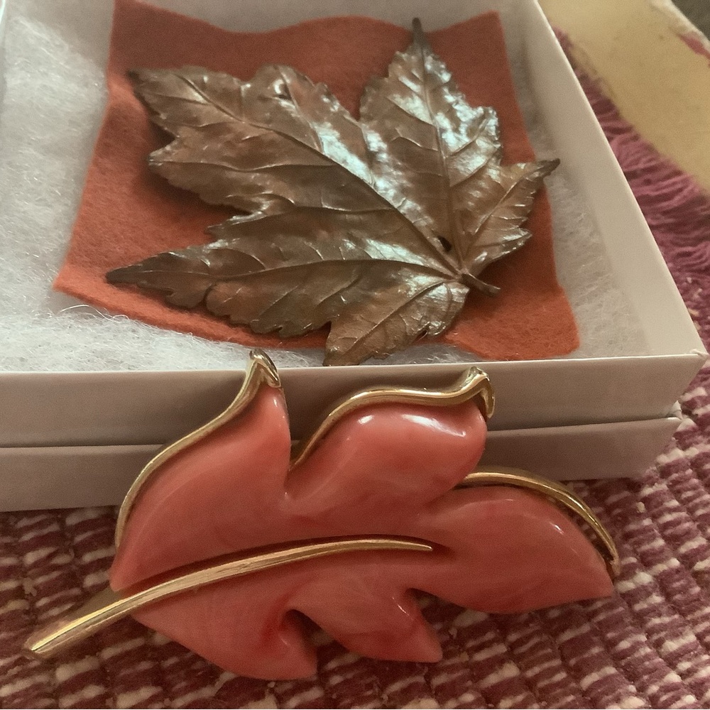 💚Sarah Coventry leaf motif brooch and metal maple leaf pin